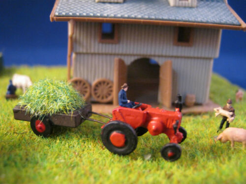 Traktor rot mit Anhänger Grasbeladung, Bauer (1:220)