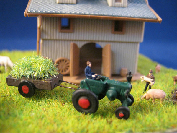 Traktor Grün mit Anhänger Grasbeladung, Bauer (1:220)