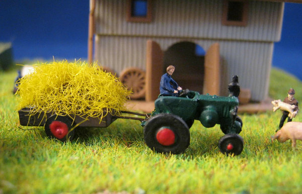 Bauer Traktor grün mit Anhänger Heubeladung (1:220)