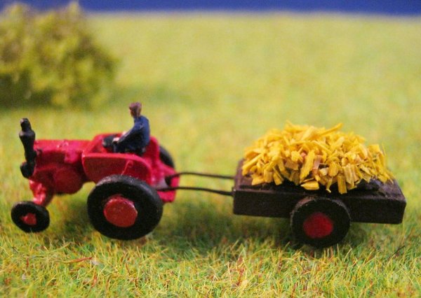 Traktor rot mit Anhänger Strohbeladung, Bauer (1:220)