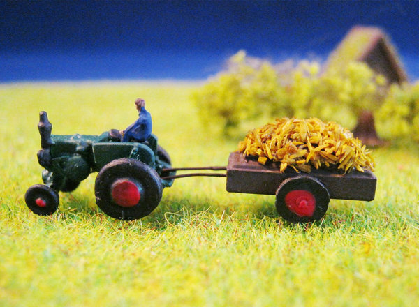 Bauer Traktor grün mit Anhänger Strohbeladung (1:220)